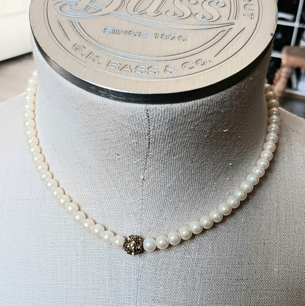 Beautiful faux pearl with rhinestones necklace/choker